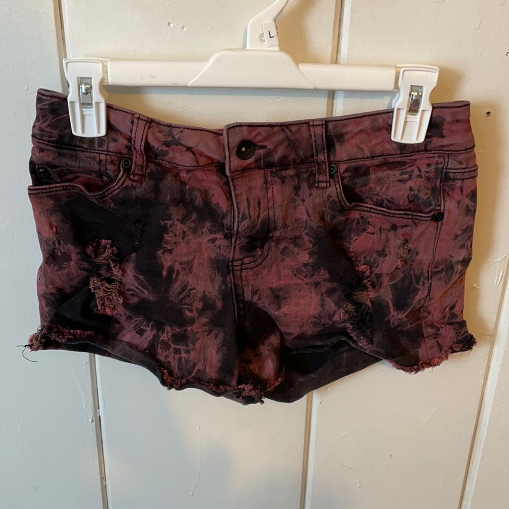Red and black shorts 🌟